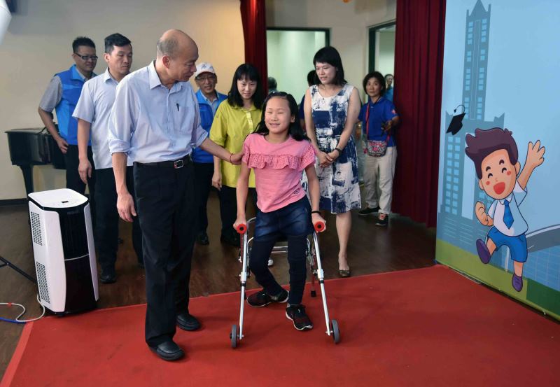 韓國瑜與模範生、市長獎畢業生合影 讚許為同儕學習表率