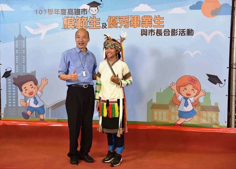 韓國瑜與畢業生合影：期勉自主學習、打開心胸及廣交好