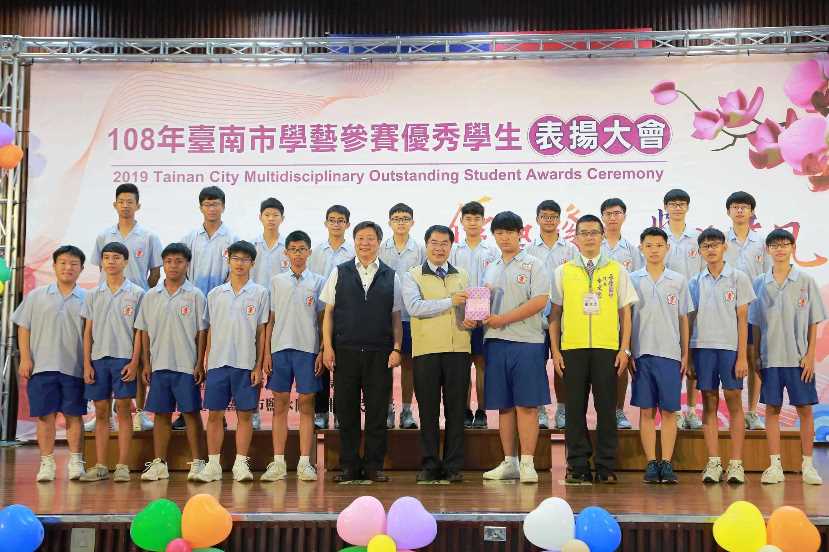 台南市長黃偉哲表揚學藝優秀學生 落實多元教育