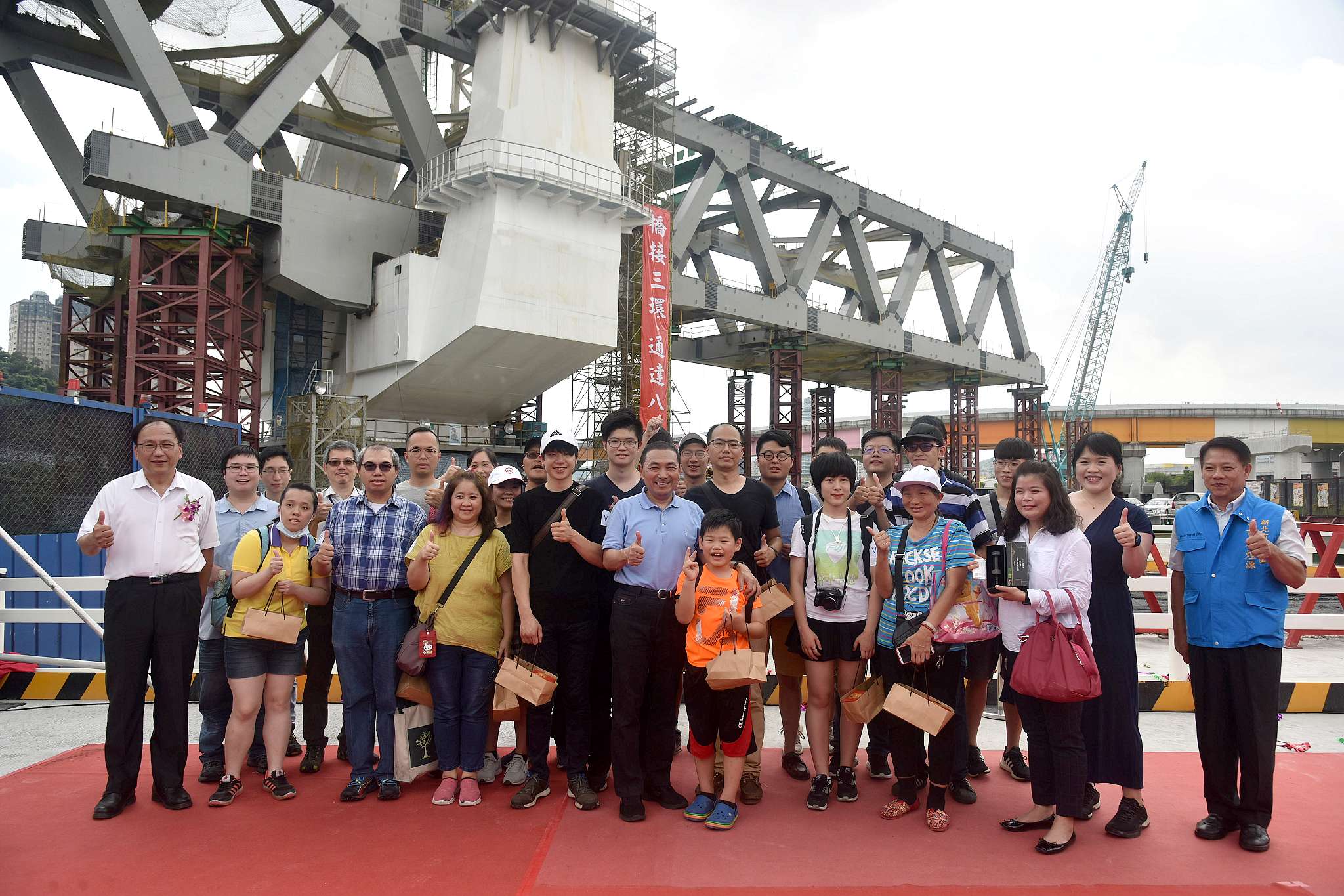 全國最長跨距軌道斜張橋 侯友宜主持安坑輕軌安心橋上梁