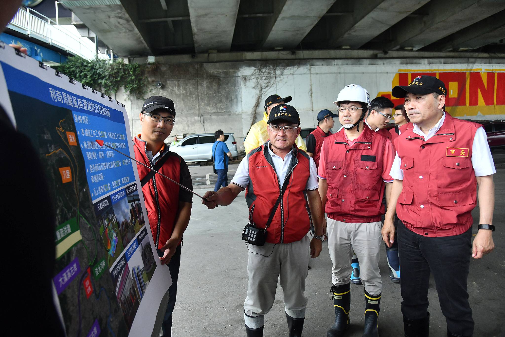 全力備戰防範強颱 侯友宜第一線視察烏來覽勝橋及高灘地整備工程