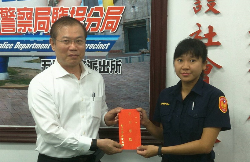 鹽埕女警愛河畔救溺水女子 高雄市警局長李永癸致意嘉勉
