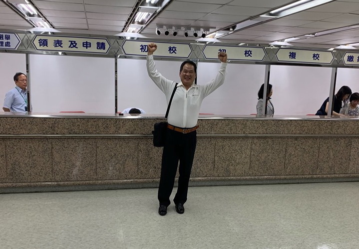 藍信祺前進總統府 政見發表繳一百萬展現參選決心