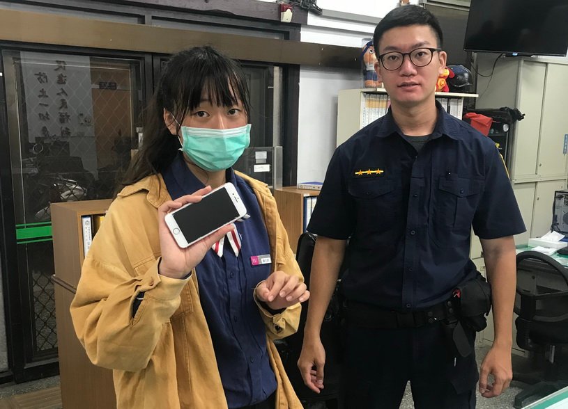 鹽埕分局警方慿醫療資訊找回手機失主