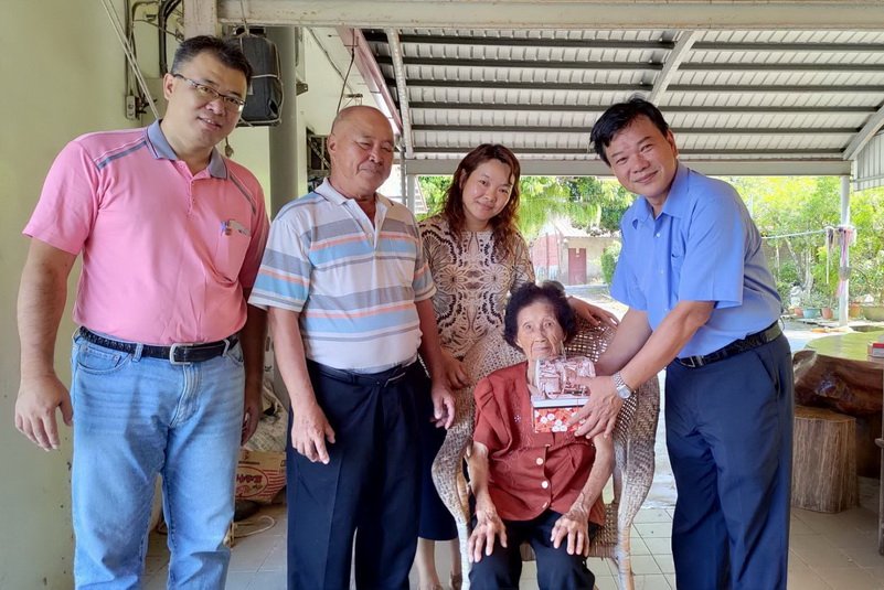 慶重陽 杉林區長劉德旺致贈壽桃與長輩同享喜悅