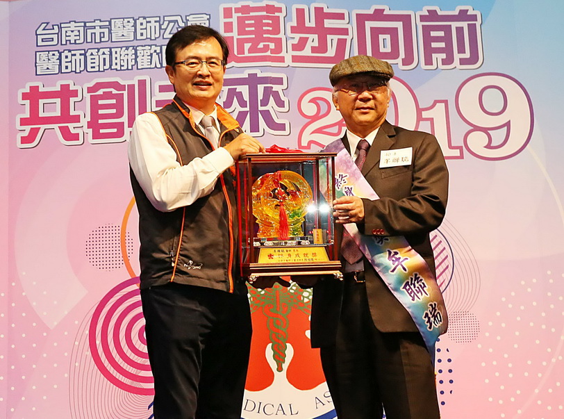 深入社區肝病防治 牟聯瑞獲醫師公會終身成就獎