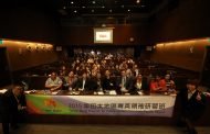 台醫師零食國民外交 外國青年笑開懷