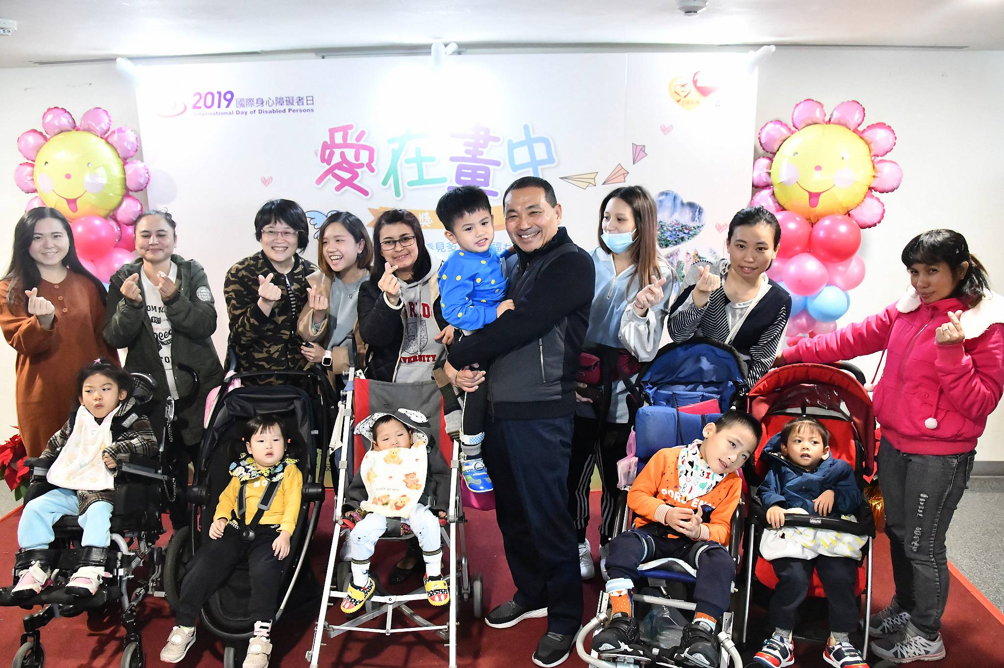 侯友宜表揚「愛在畫中」慢飛天使 鼓勵創作傳遞生命力量