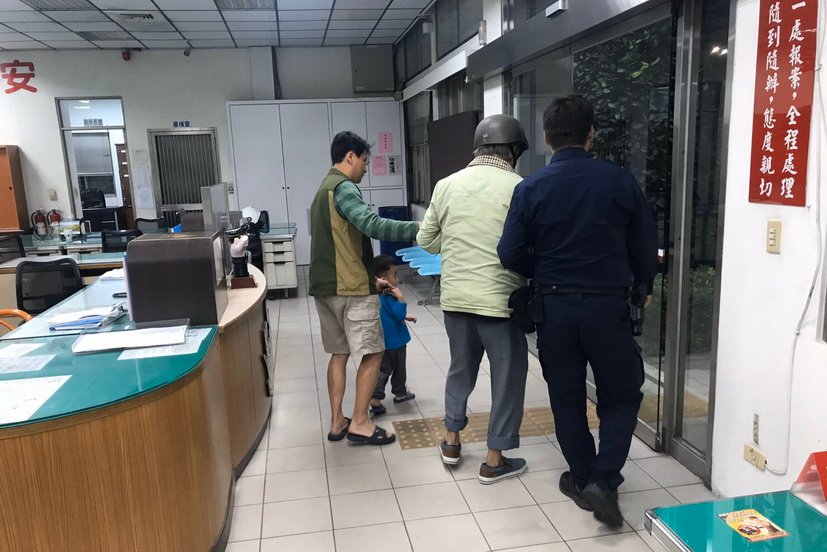 三民第二分局陽明派出所警助途途老翁團圓