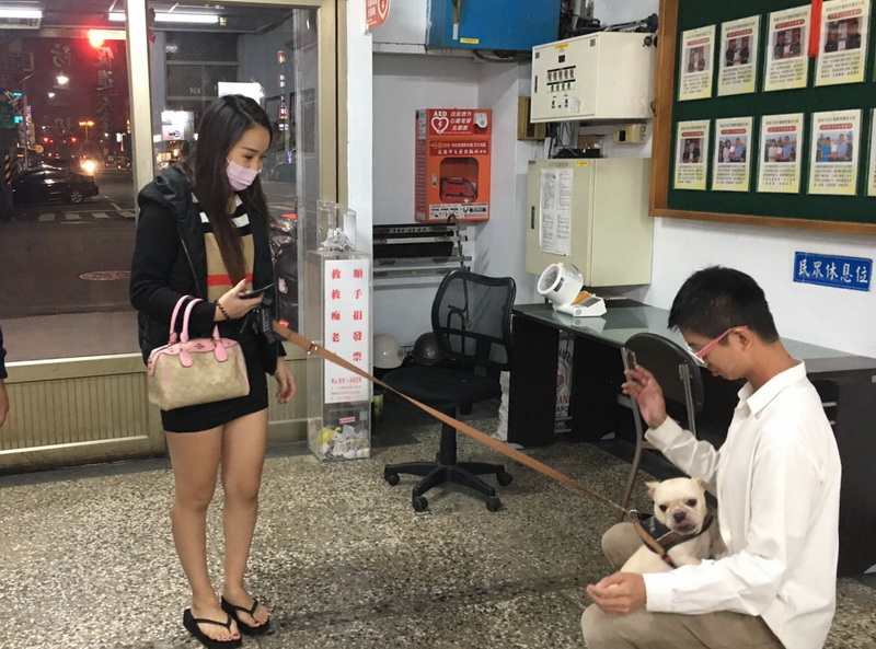法鬥犬迷途闖鹽埕警分局 警代養飼主順利領回