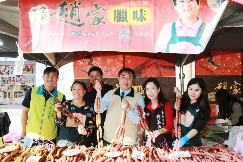 台南市長黃偉哲參加眷村美食節 年貨大街開市　