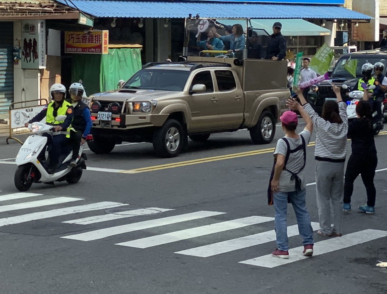 總統蔡英文到高雄市進行車隊掃街 鄉親相當熱情展現高人氣當熱情