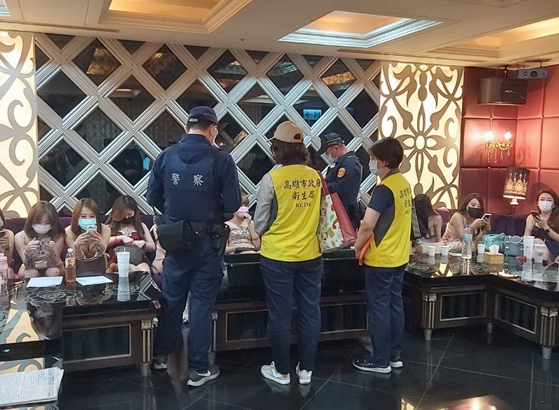 高雄市政府衛生局、警察局突擊夜店 防堵防疫缺口