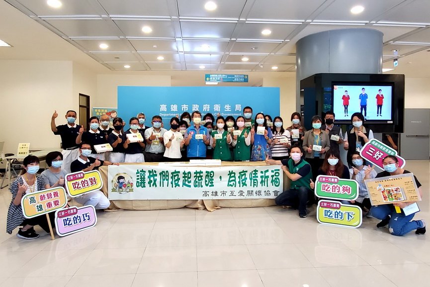 慈濟志工歐于菁圓父心願  贈二萬餐盒關懷公僕醫護