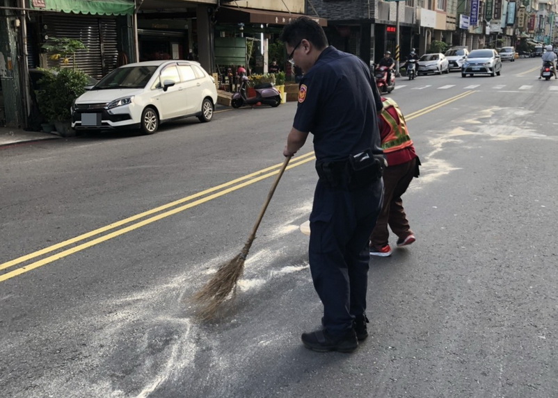 苓雅分局警員肉身護清潔員清理油漬路面 大獲好評