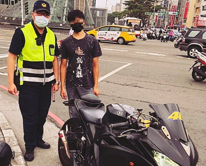 重機拋錨險象環生 新興熱心警迅速排除危險