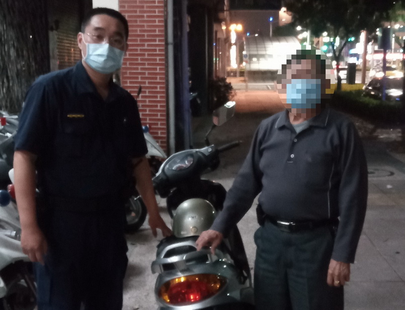機車拋錨回不了家 前金警協助老翁排除故障