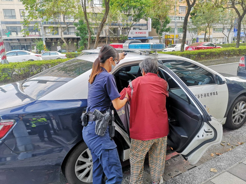 八旬婦迷途 楠梓派出所警送返家