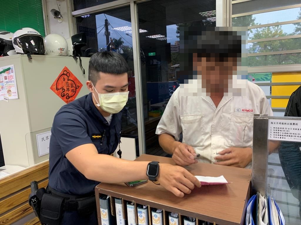 苓雅分局警員拾獲手機 民眾領回感激不盡