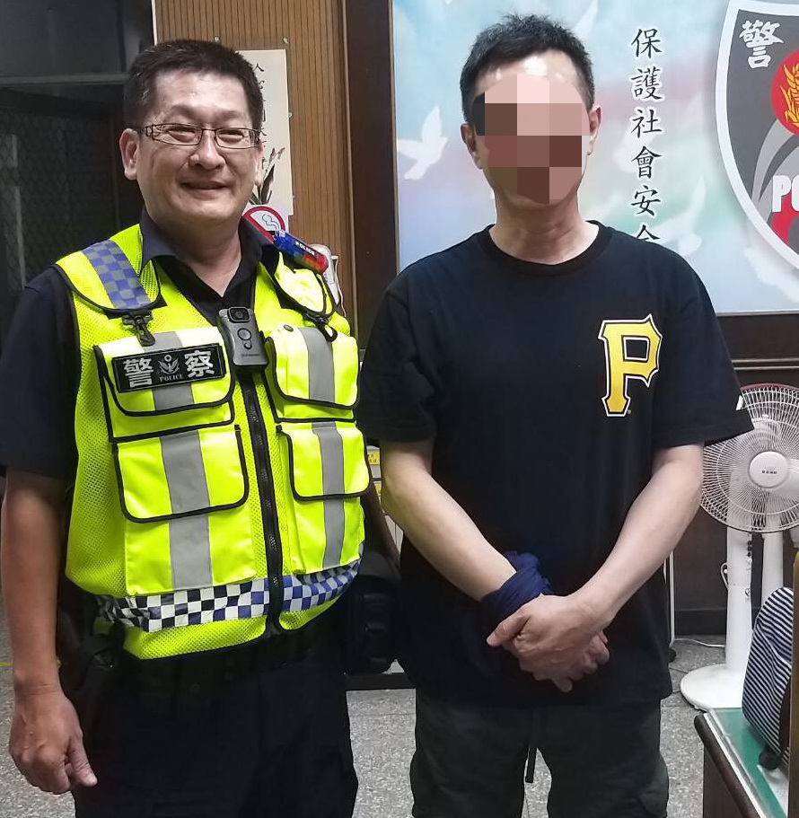 左營分局警高效率 迅速協助尋回遺失手提包