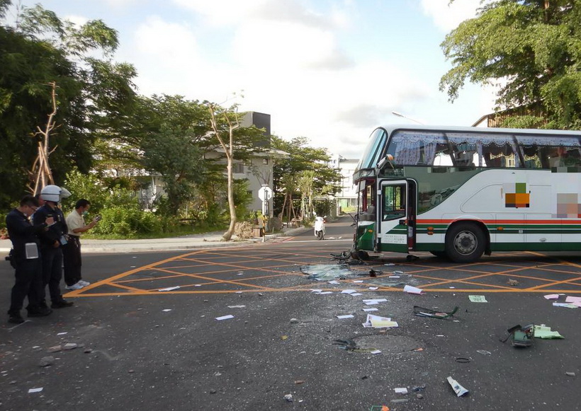遊覽車與砂石車事故 楠梓警方協助傷者送醫診
