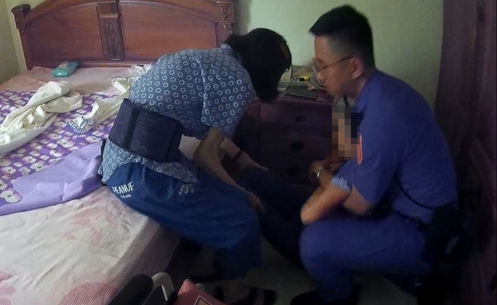 老婦跌倒 苓雅凱旋派出所警員協助扶上輪椅