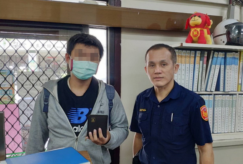 全家人證件丟失 鹽埕分局警上網尋失主領回