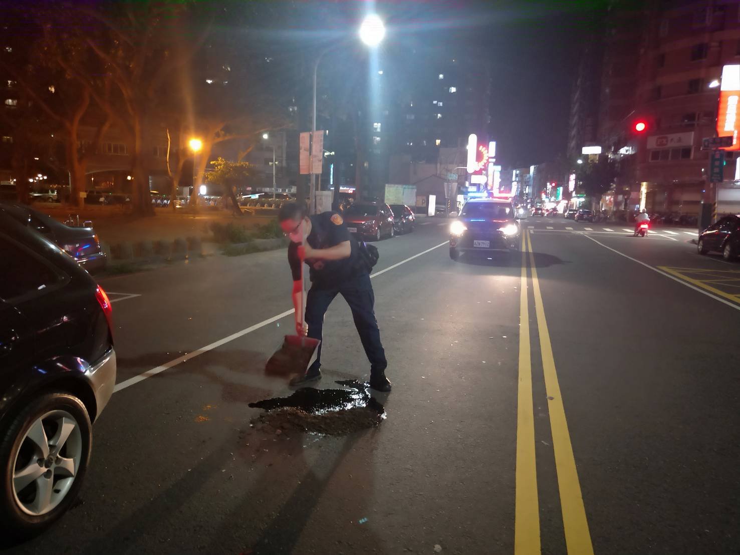 交通事故滿地油漬碎片 龍華派出所警挽袖清理保平安