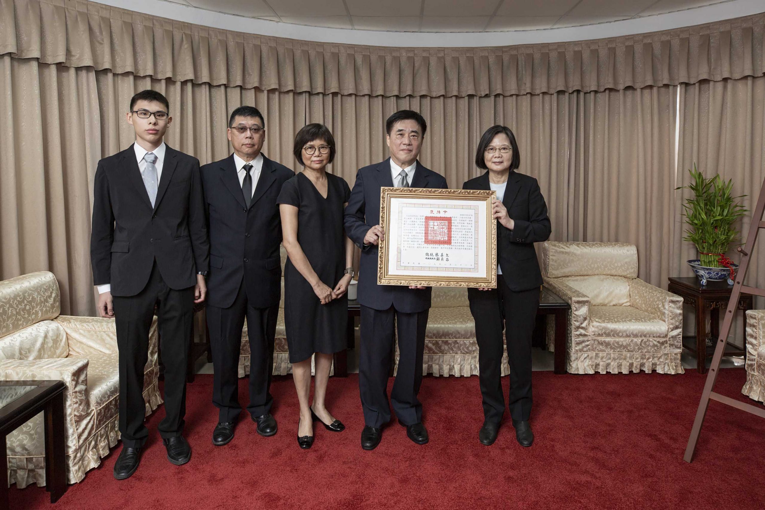 總統赴五指山國軍示範公墓郝柏村靈前致意 頒發褒揚令