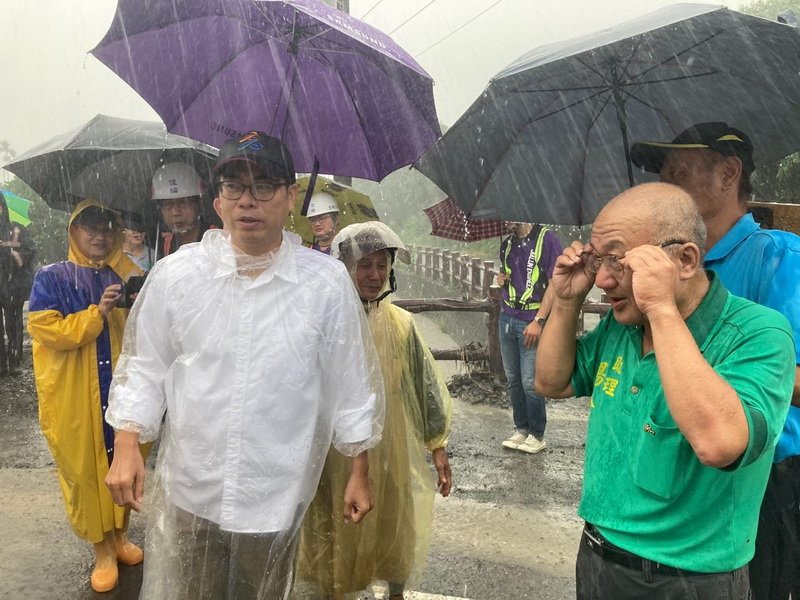 挺進山區關心水情 陳其邁視察六龜美濃排水