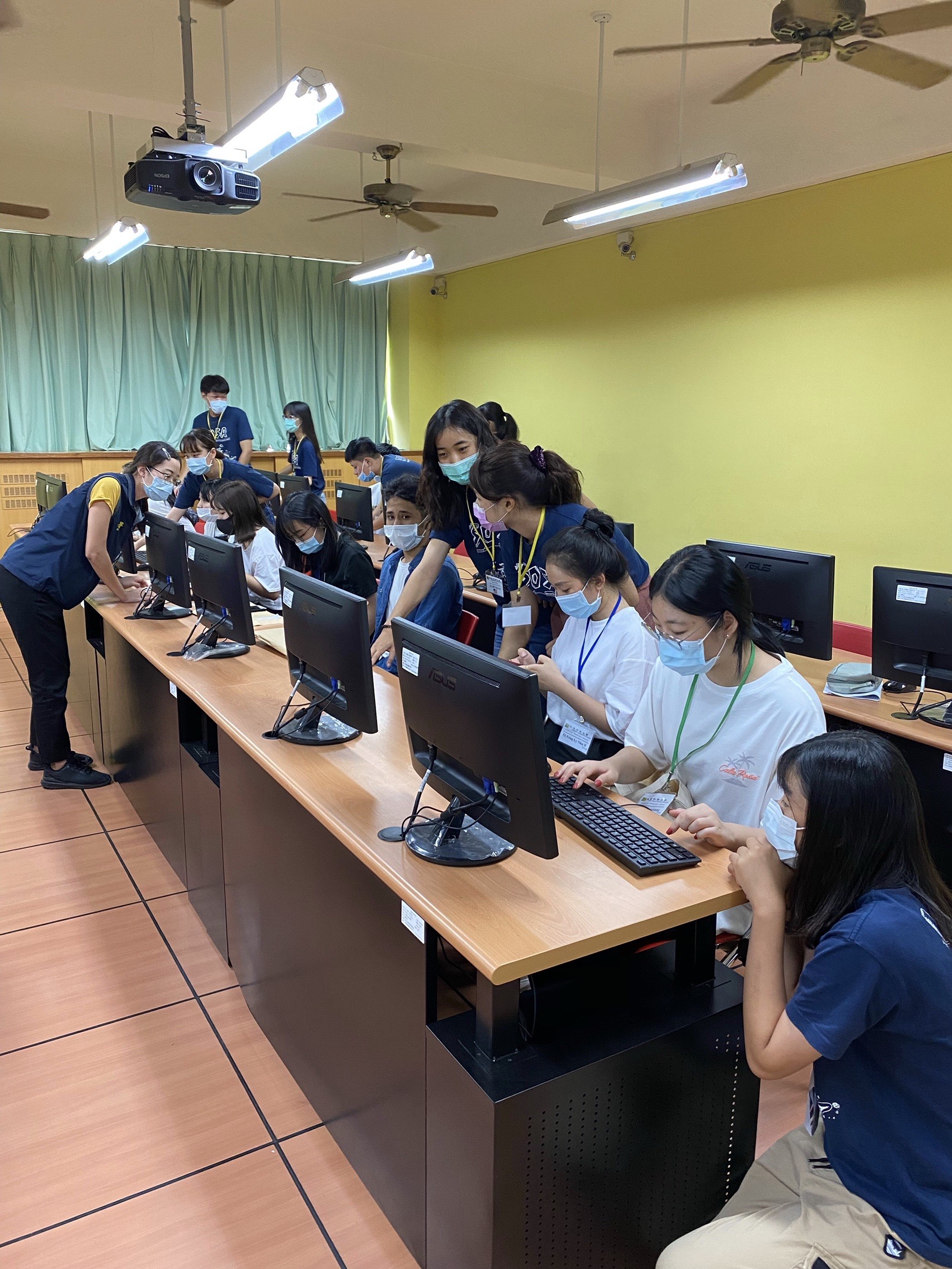 移民署高雄市第一服務站向外籍學生講解網辦居留證