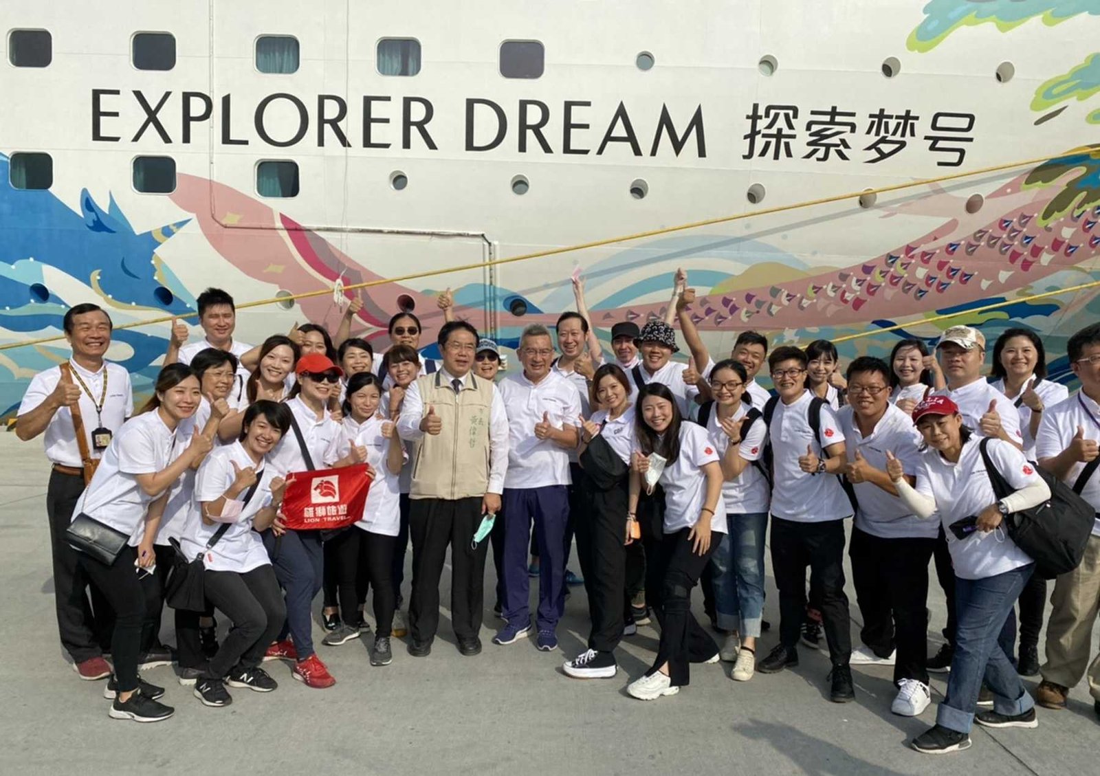 星夢郵輪首航安平港 市長黃偉哲贈禮迎賓