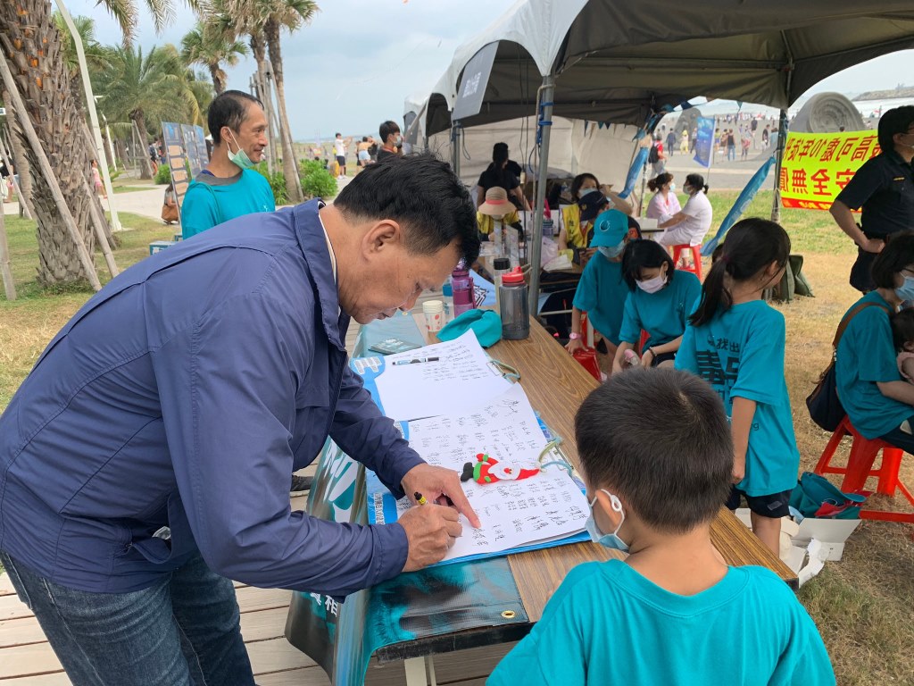 民團帶領民眾宣誓反毒品 親子與年輕遊客熱情響應