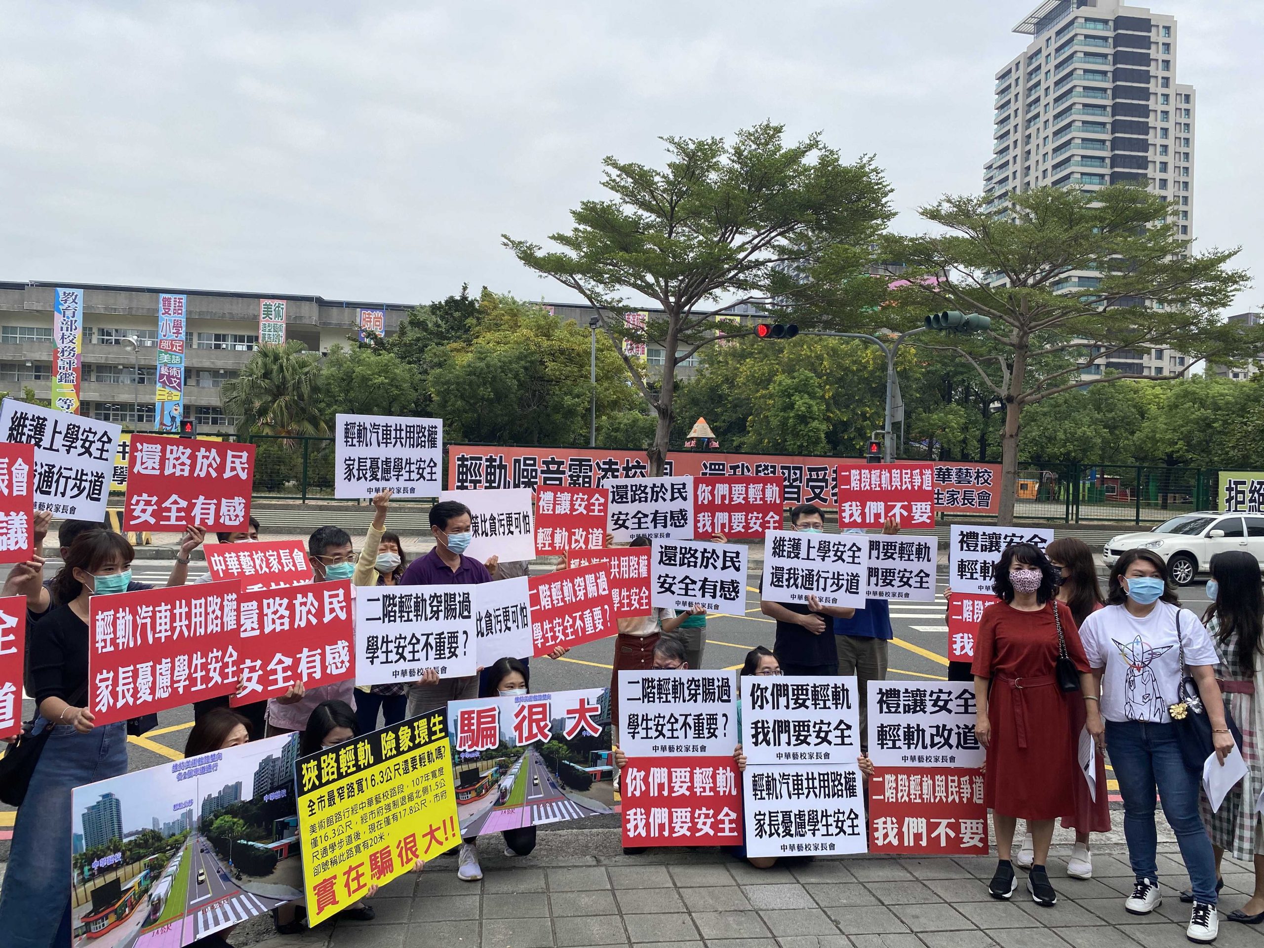 抗議二階輕軌 高雄市美術館居民希望市民瞭解