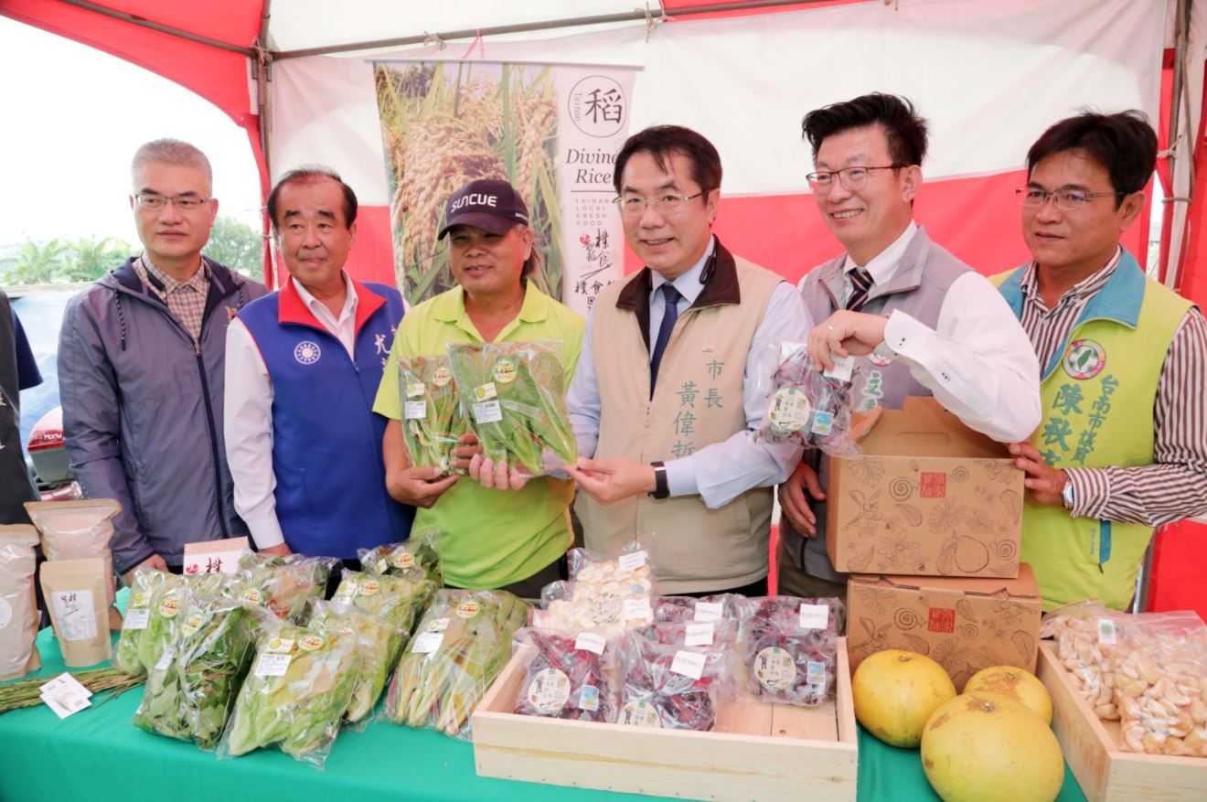 友善耕作農產行銷 台南市長、立委體驗採摘玉米筍