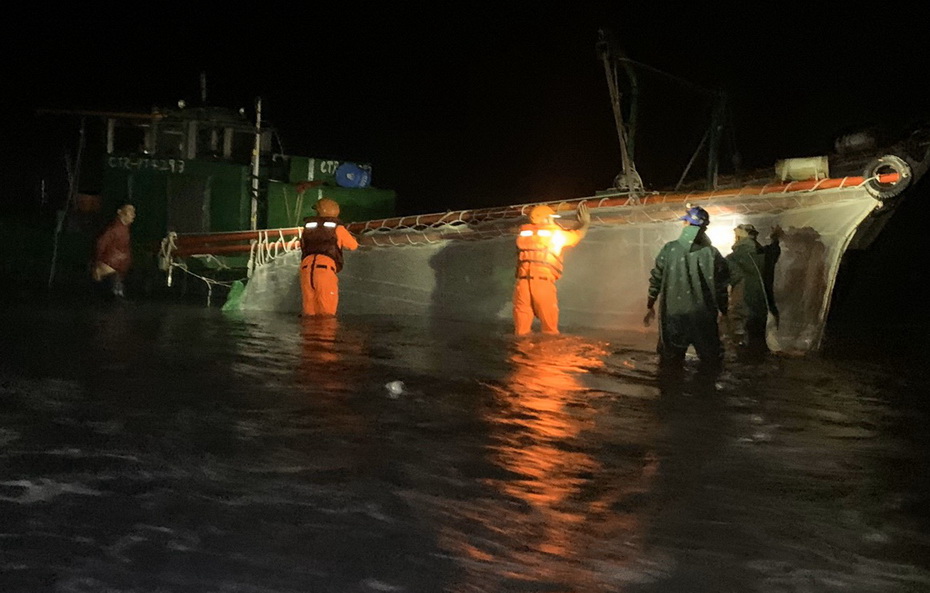膠筏暗夜擱淺 海巡第六岸巡隊破網頂浪馳援