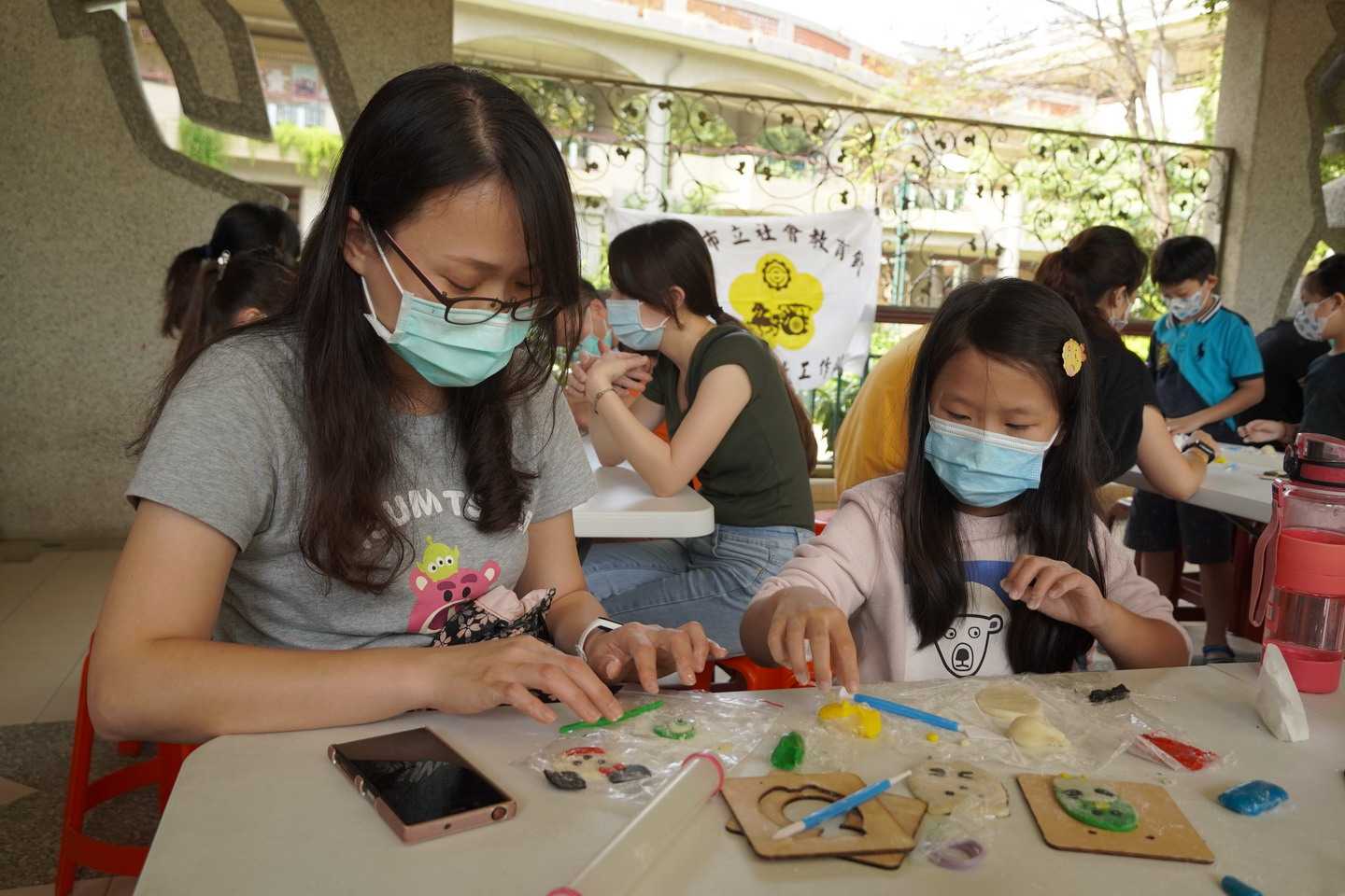 親子歡樂共學 高雄市社教館翻糖創意手作場面熱鬧