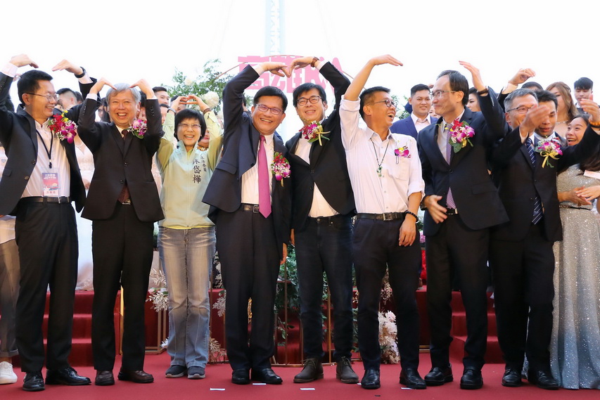 橋畔遊艇集團婚禮 高雄市長陳其邁祝福新人百年好合、白頭偕老