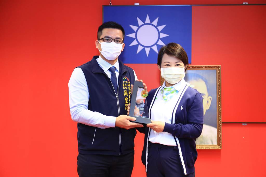 實踐市長盧秀燕「陽光政治」施政理念資料 開放評比臺中摘金