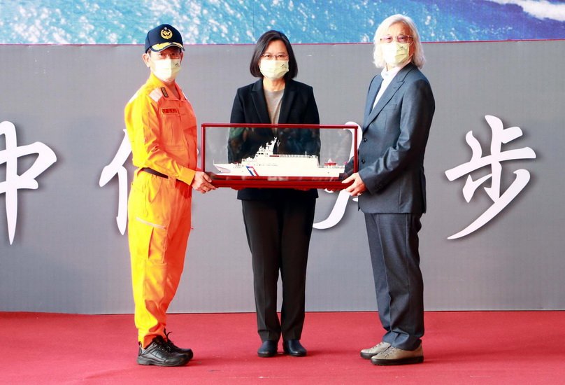 陪同總統出席艦艇交船、命名下水典禮 陳其邁道感謝