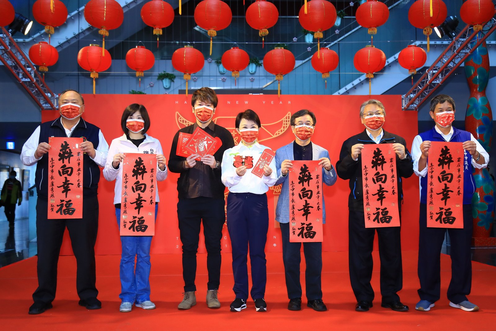 台中市政府喜迎牛年新春邀請國寶級書法大師揮毫 