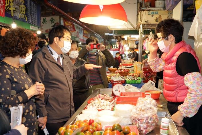 台南市長黃偉哲視察水仙宮市場 防哄抬物價
