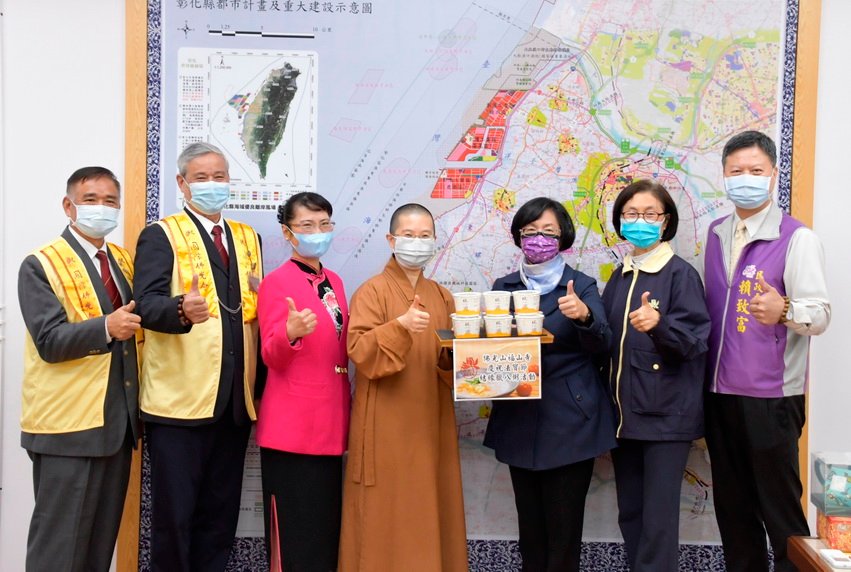 彰化福山寺住持妙宥法師拜訪縣長王惠美 送臘八粥結緣