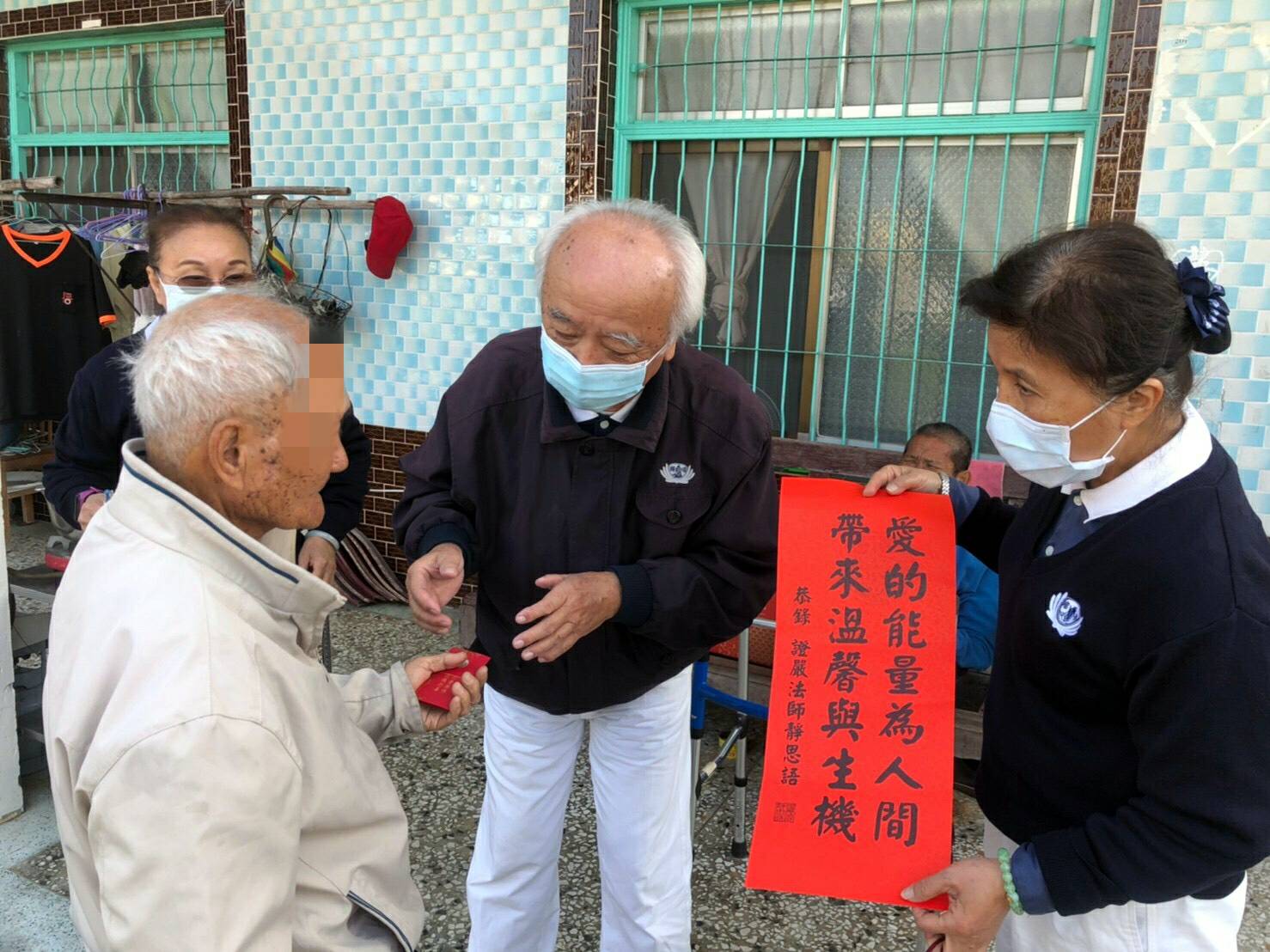 奉上蔬食年菜珍心甜 慈濟十七條路線偏鄉拜年