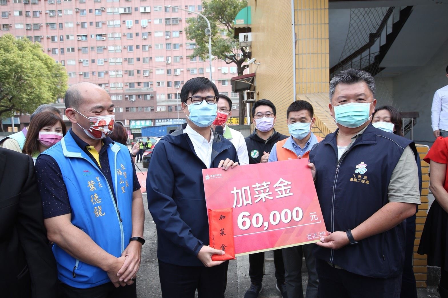 陳其邁慰問養護及工程人員 致贈水果與加菜金