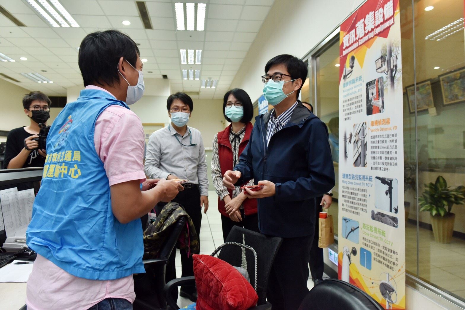 關心返鄉車潮 陳其邁初五慰訪智慧運輸中心及交通大隊