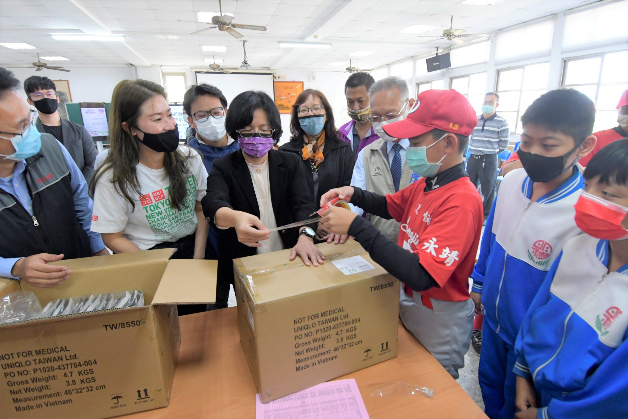 採印協會攜手優衣庫贈口罩 彰化縣長王惠美頒發感謝狀