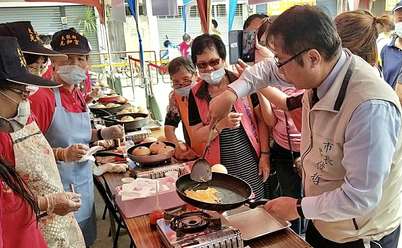台南椪餅傳奇 市長黃偉哲偕同夫人盛讚特色美食