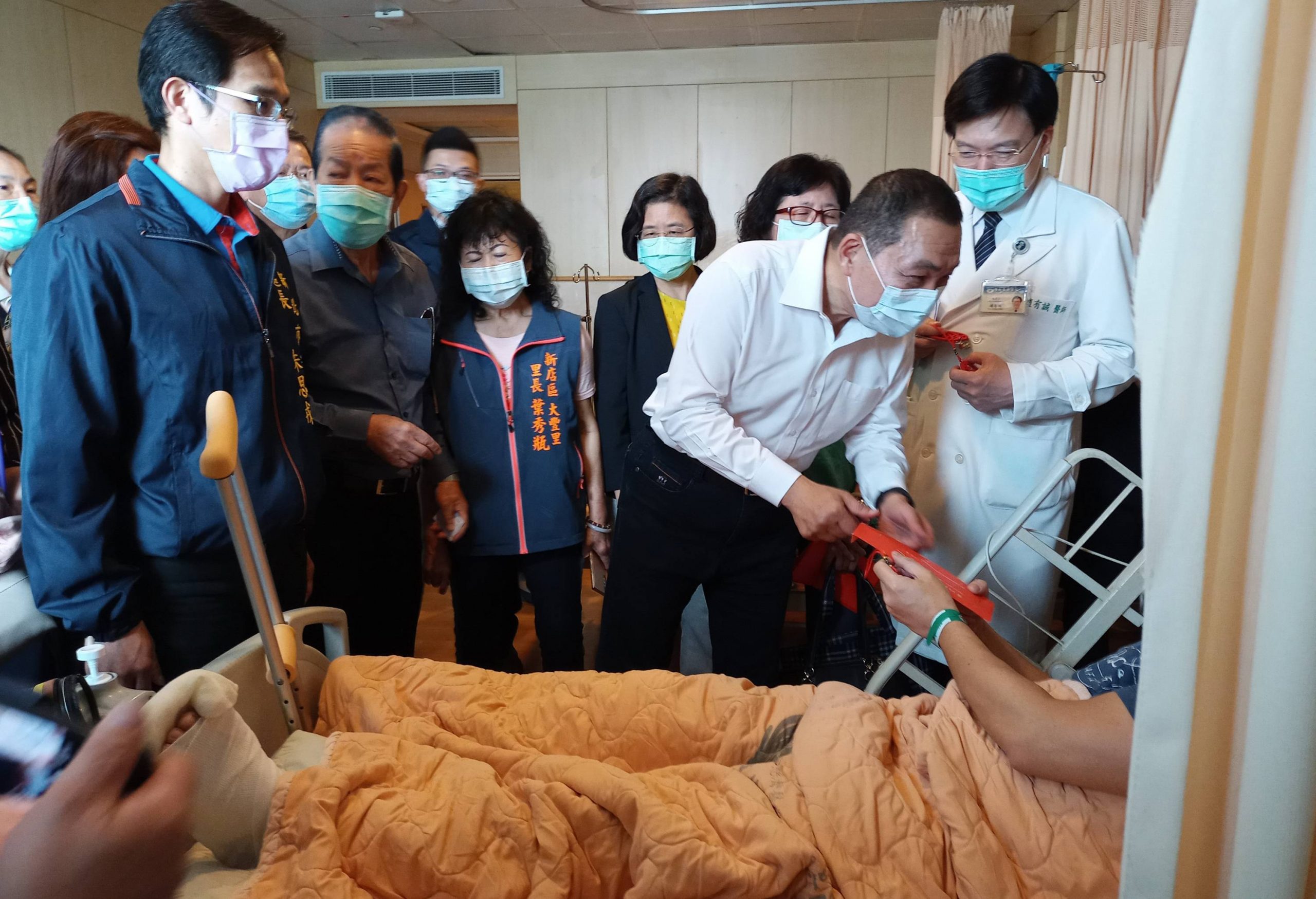 太魯閣號翻覆意外 新北市長侯友宜赴新店慈濟醫院 慰問傷者
