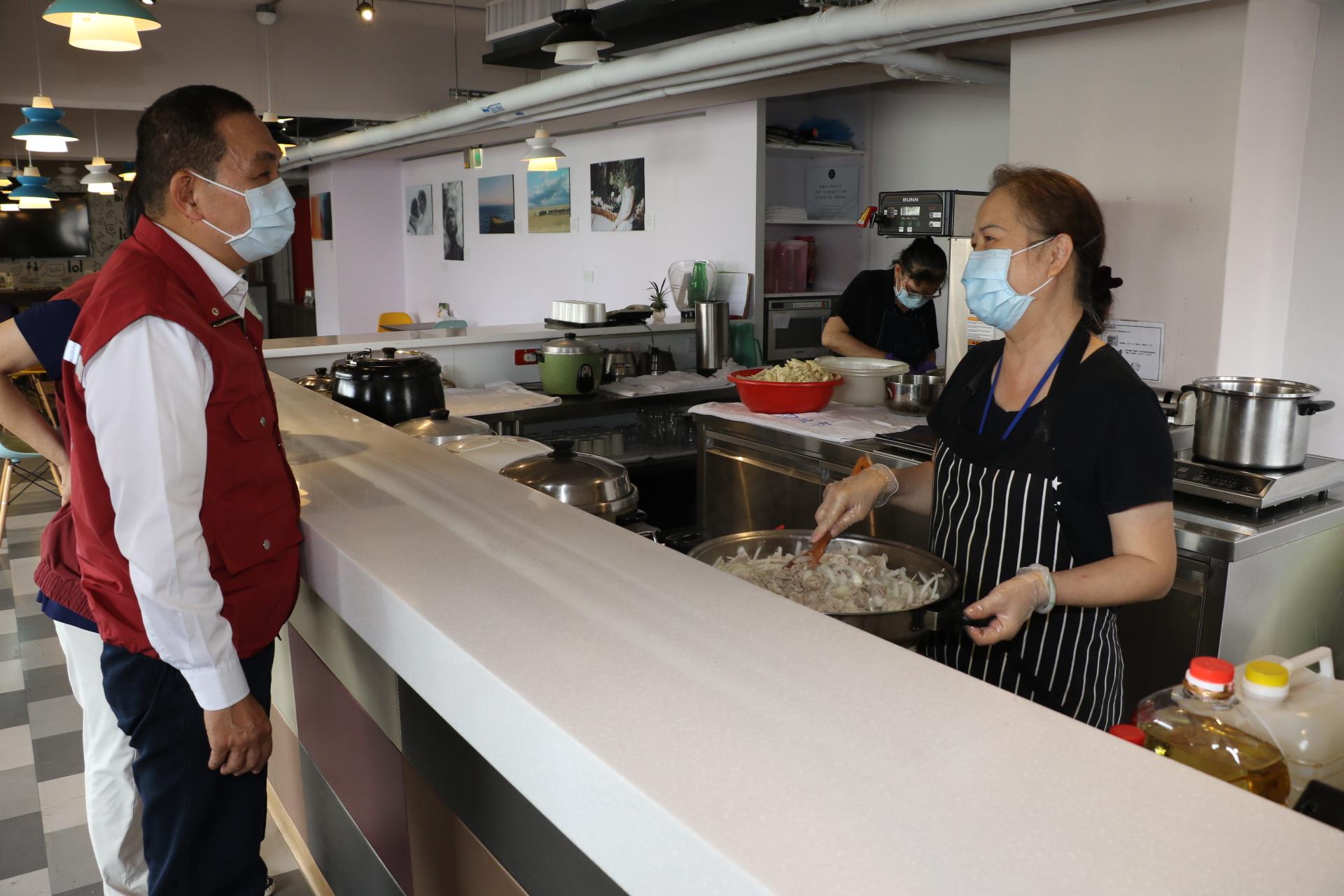 亞東醫院幫街友打疫苗 新北市長侯友宜關懷